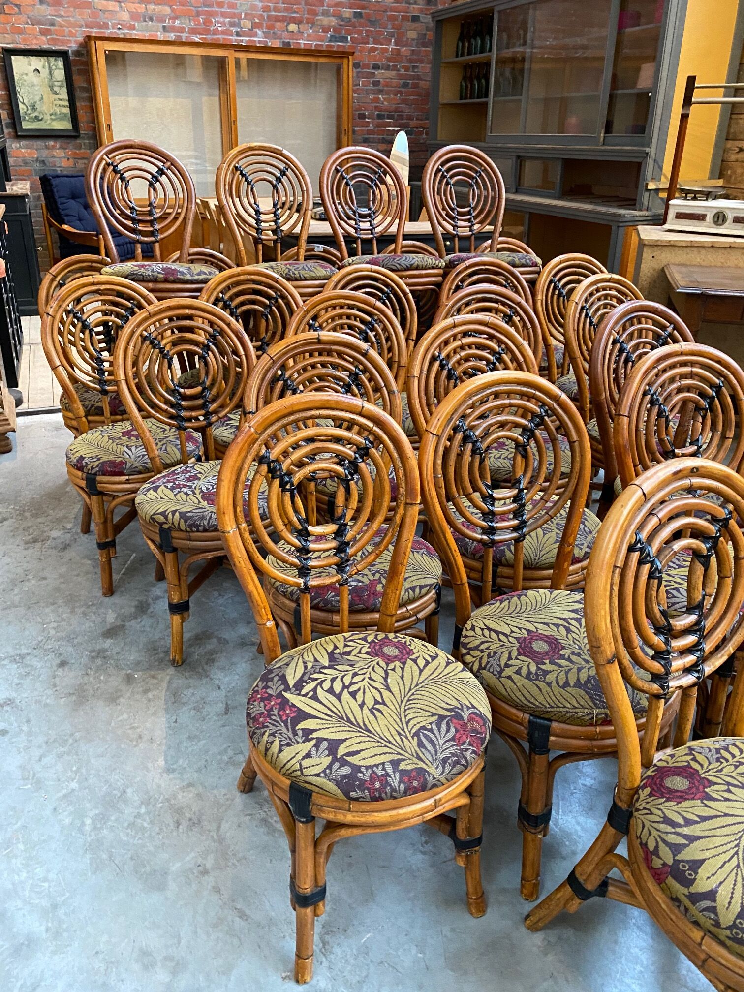 Suite de 12 chaises vintages
