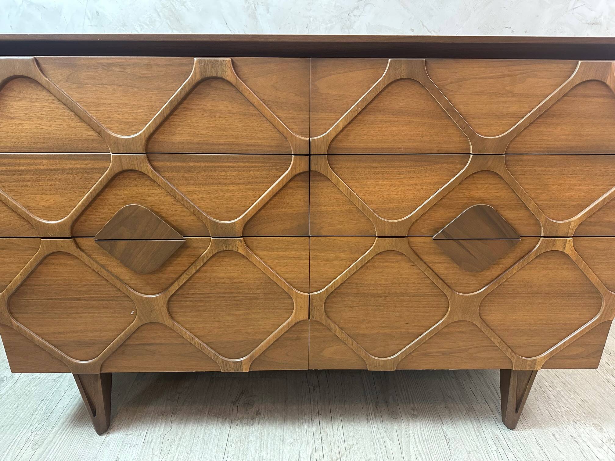 Contemporary chest of drawers