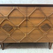 Contemporary chest of drawers