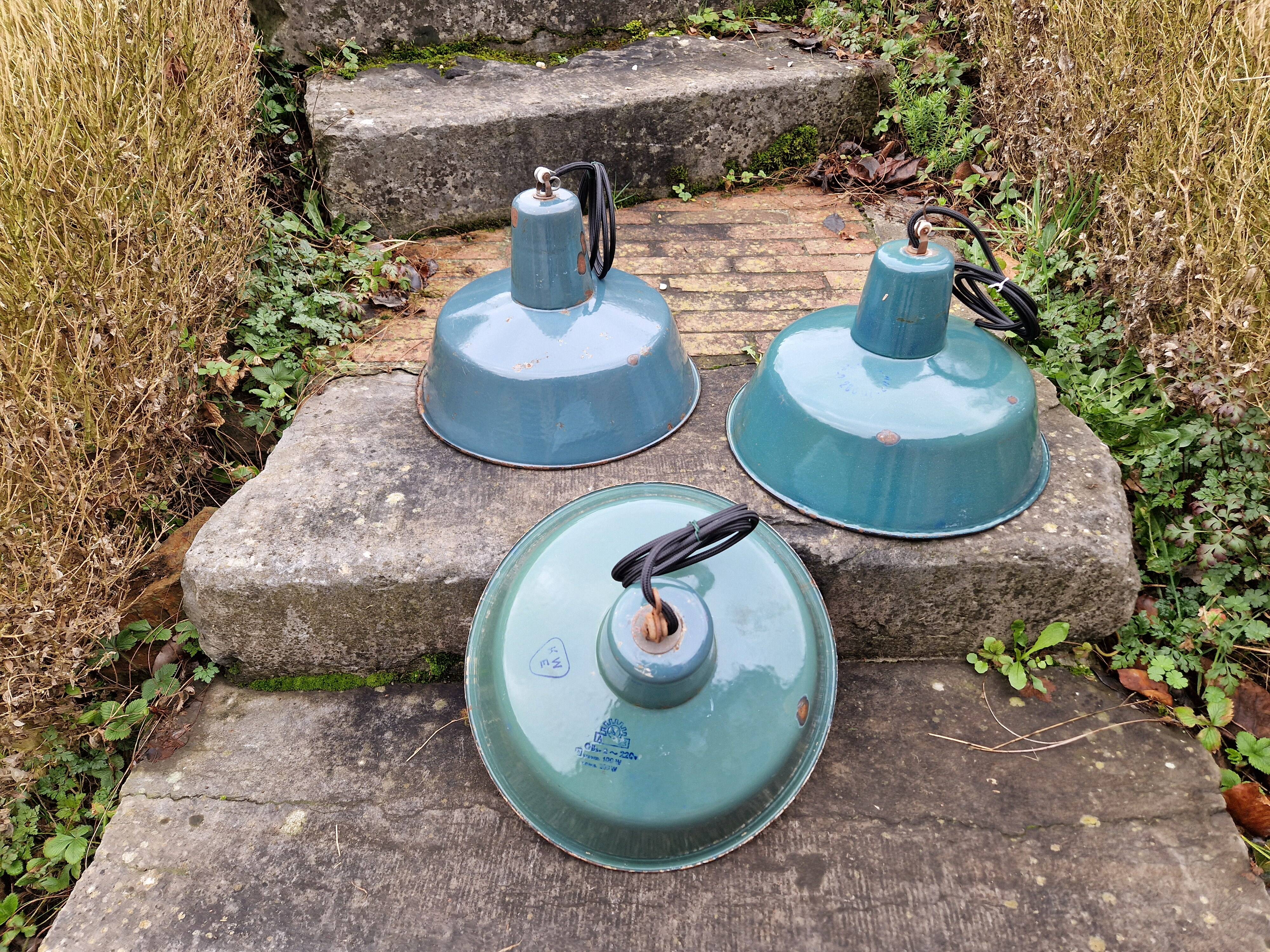 Set of 3 industrial pendant lights in enamelled sheet metal