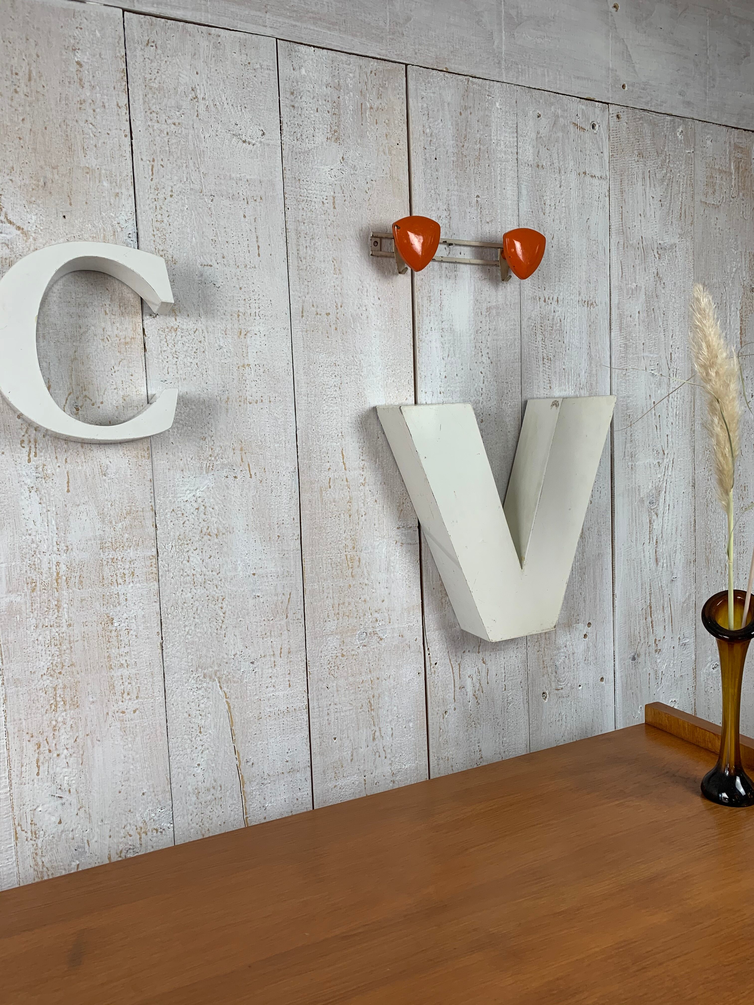 Vintage orange metal patère