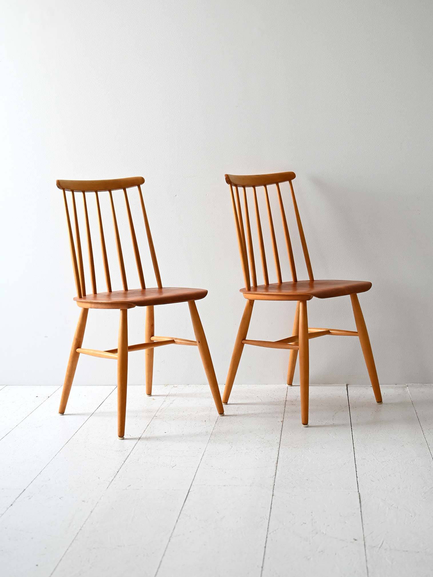 Paire de chaises scandinaves, en hêtre et acajou