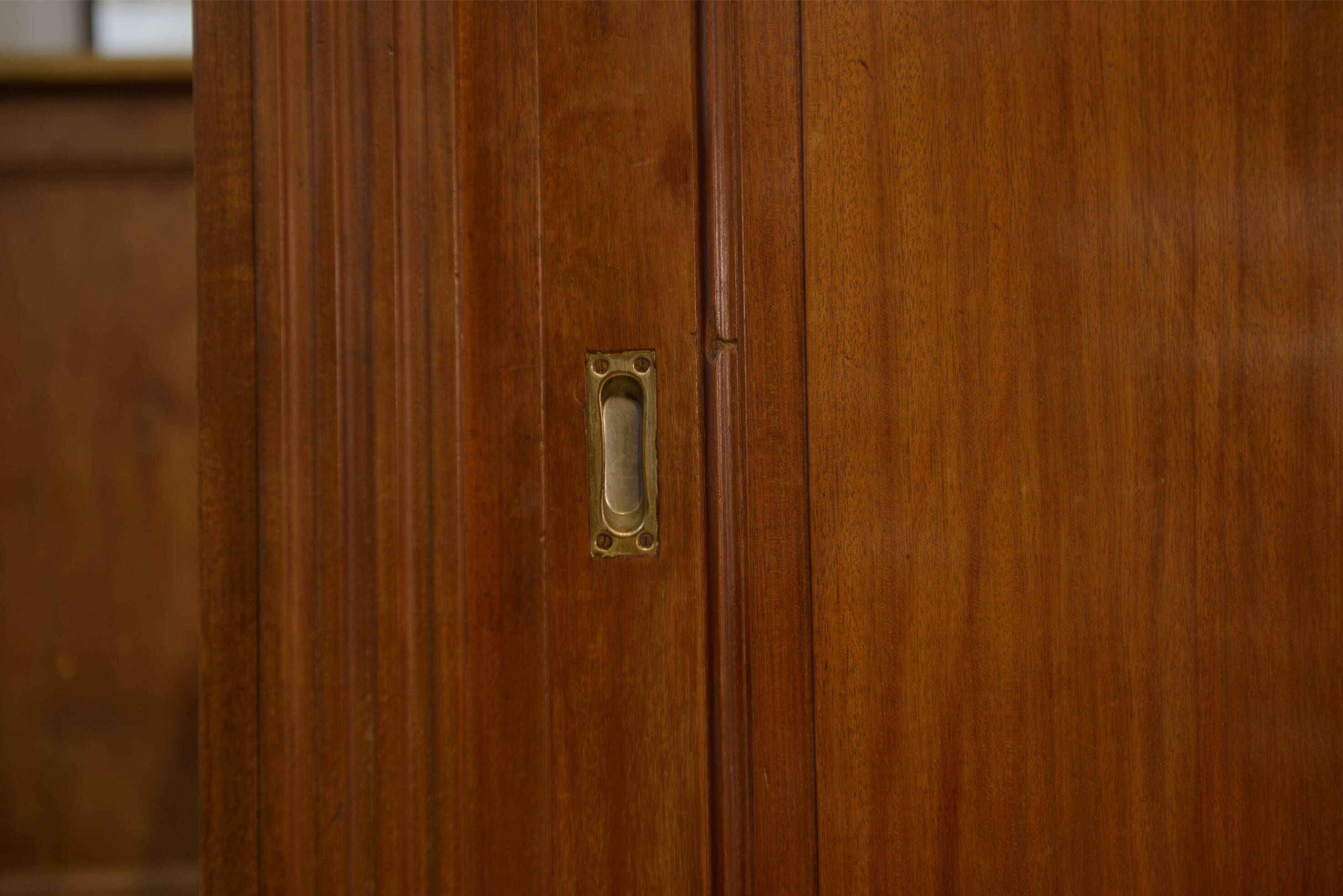 Mahogany workshop furniture with three sliding doors from the 1920s.