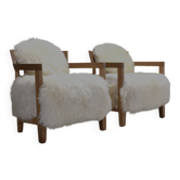Ensemble de deux fauteuils en chêne massif et peau de mouton blanc cassé, Suisse, années 1970