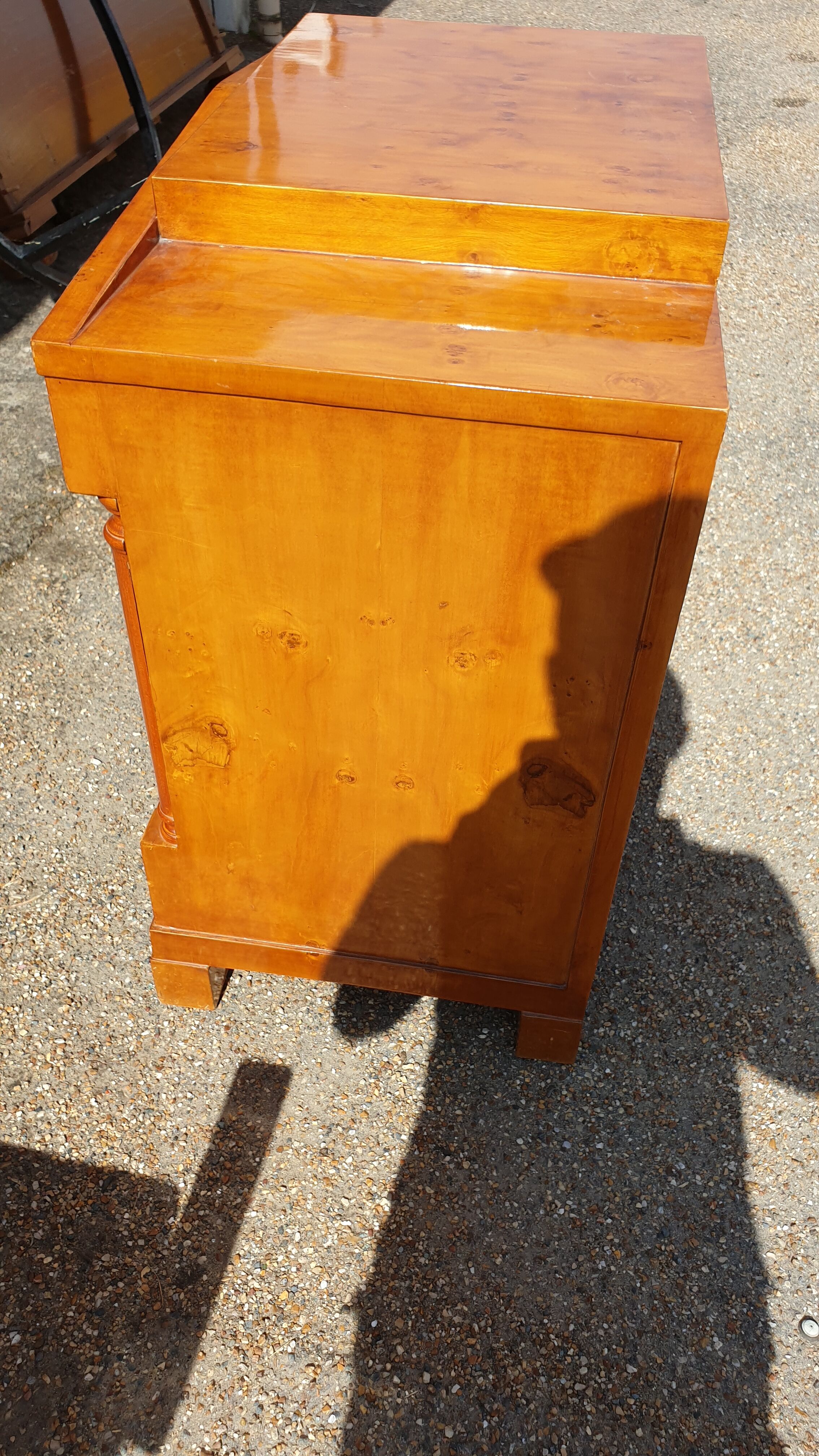 Commode en ronce de noyer XXème