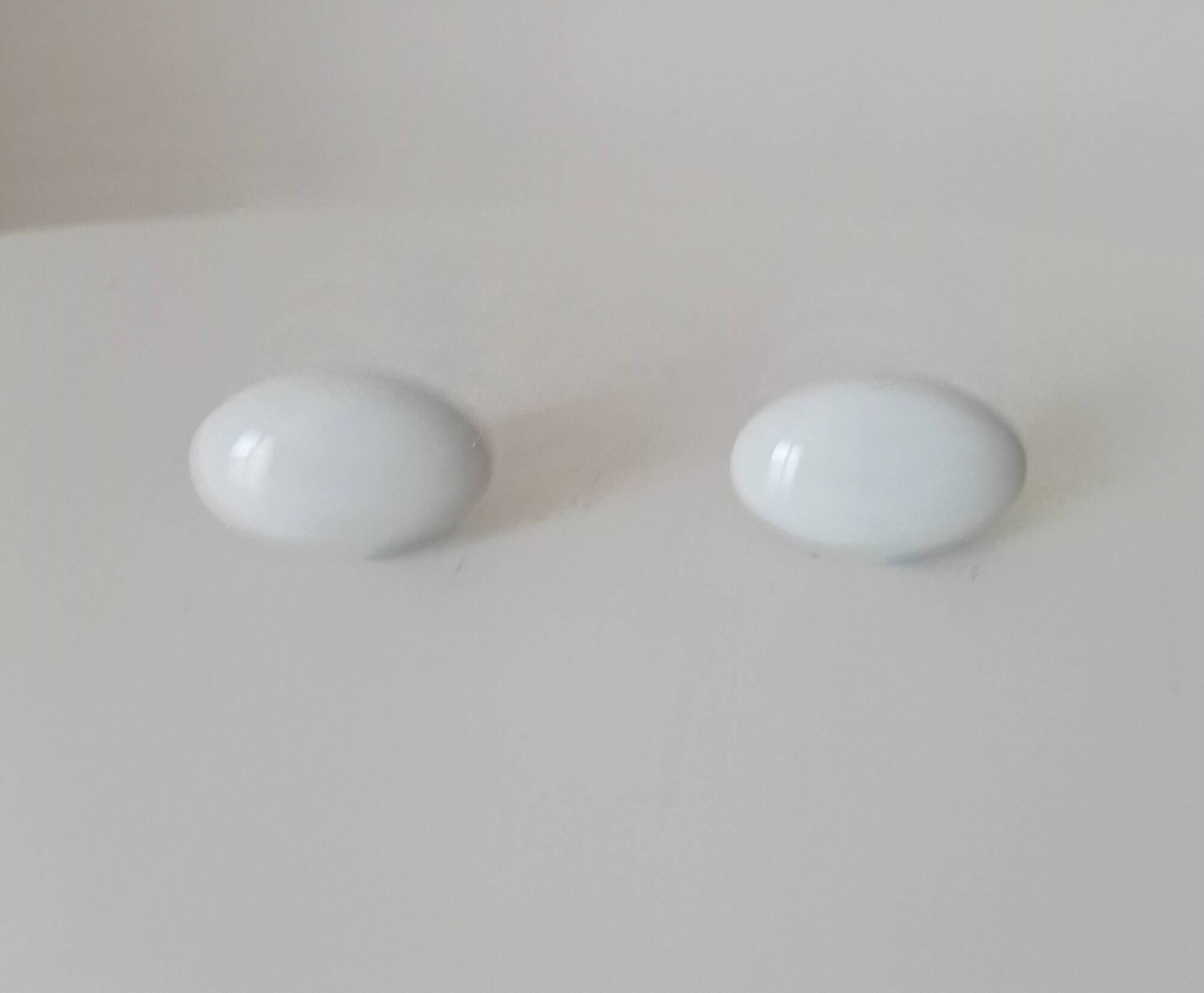 Pair of vintage door handles in porcelain and brass.