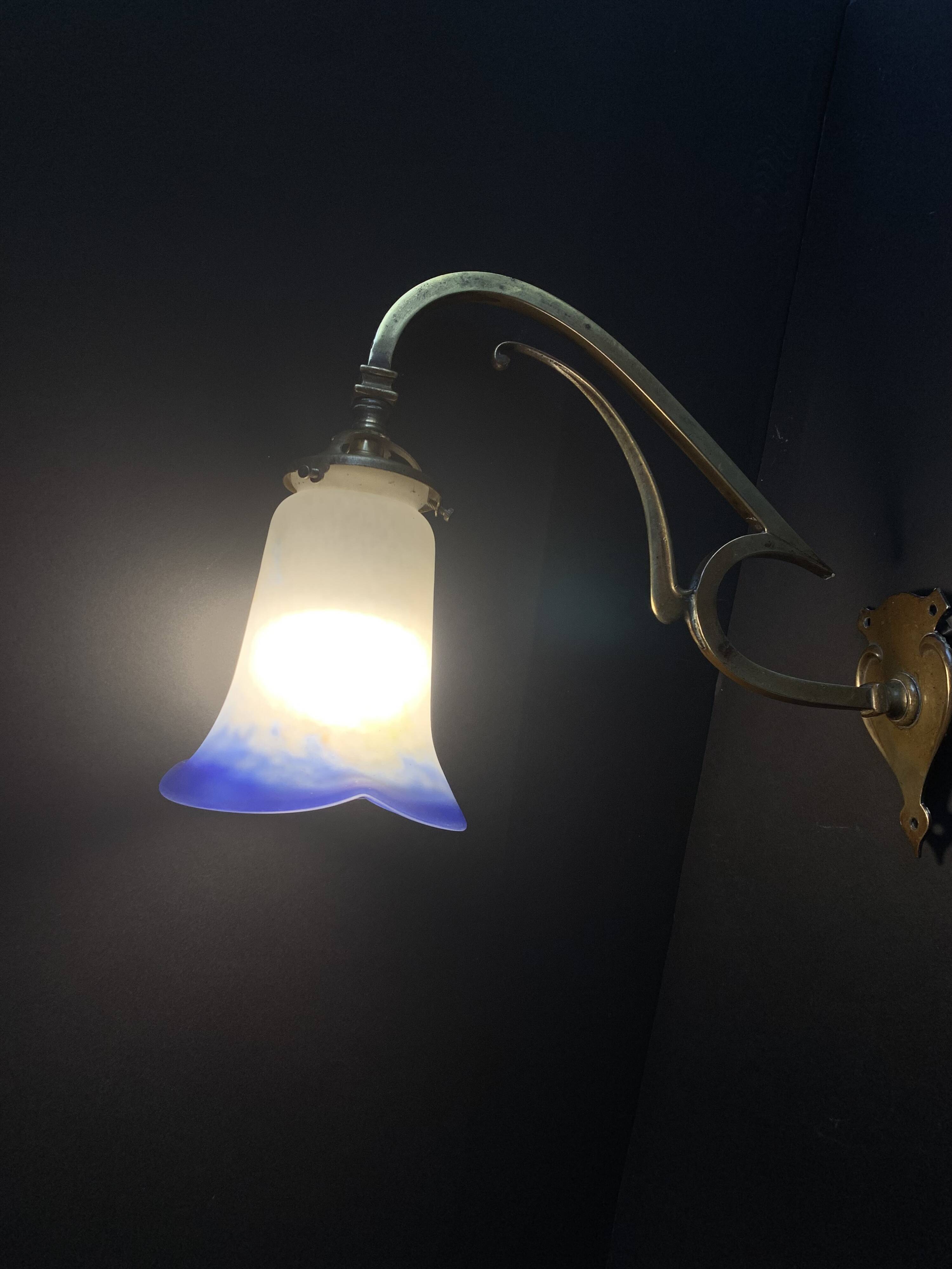 Art Nouveau wall light in gilded brass and glass paste tulip