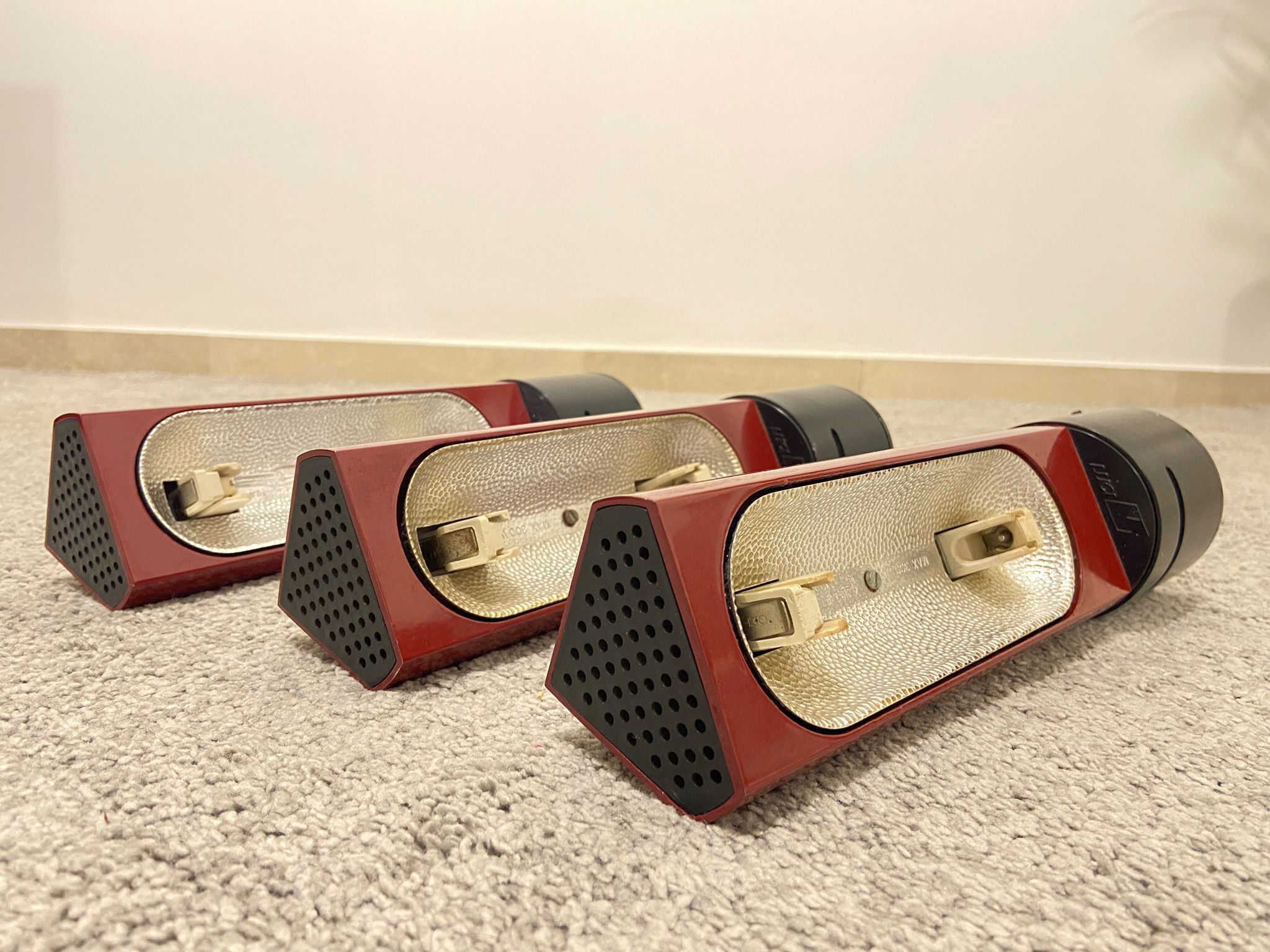 Tritico wall lamp Caltha designer Gianfranco Frattini lacquered in burgundy color, Italy 80's