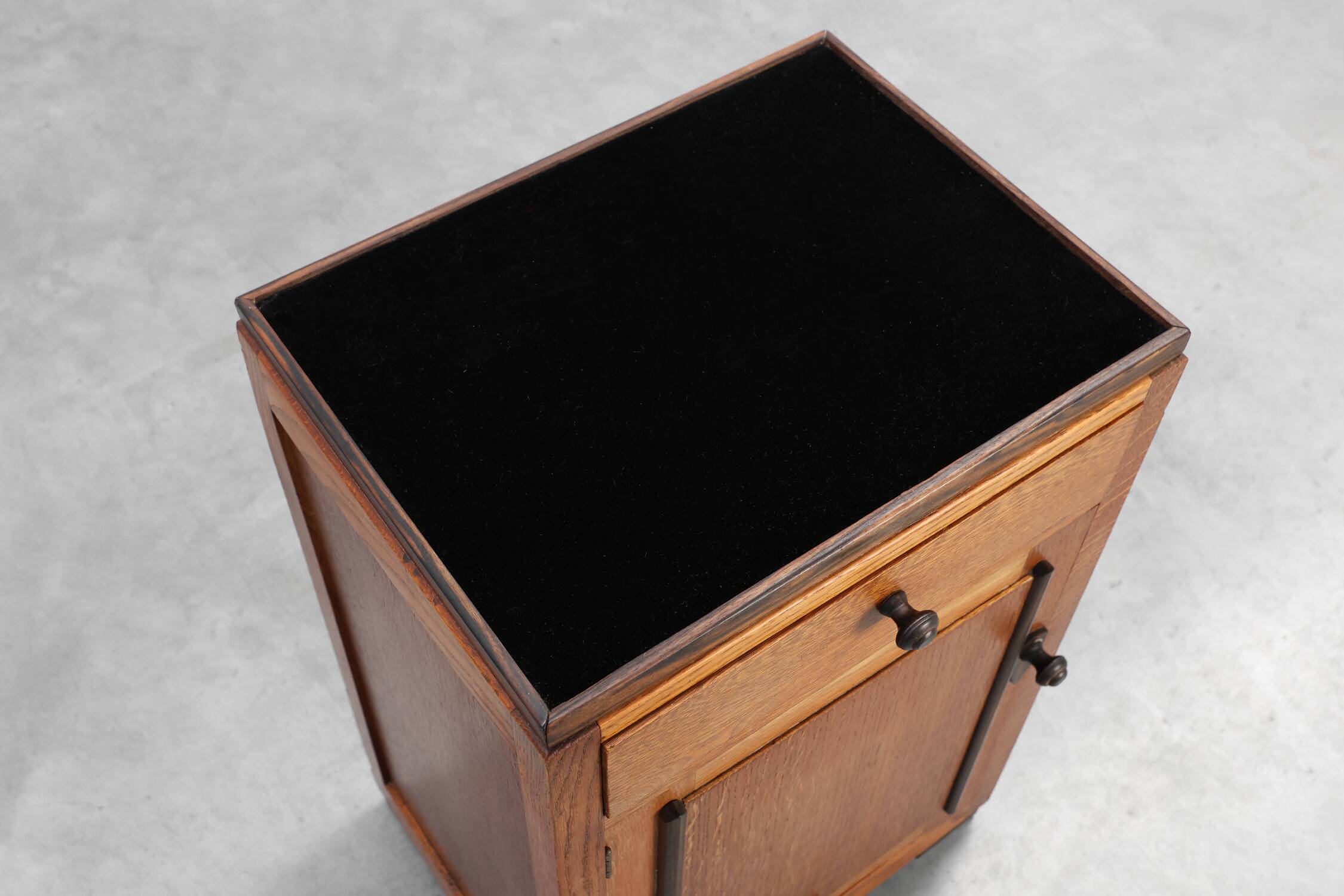 Table de nuit Art Nouveau "Amsterdamse School", Pays-Bas vers 1925