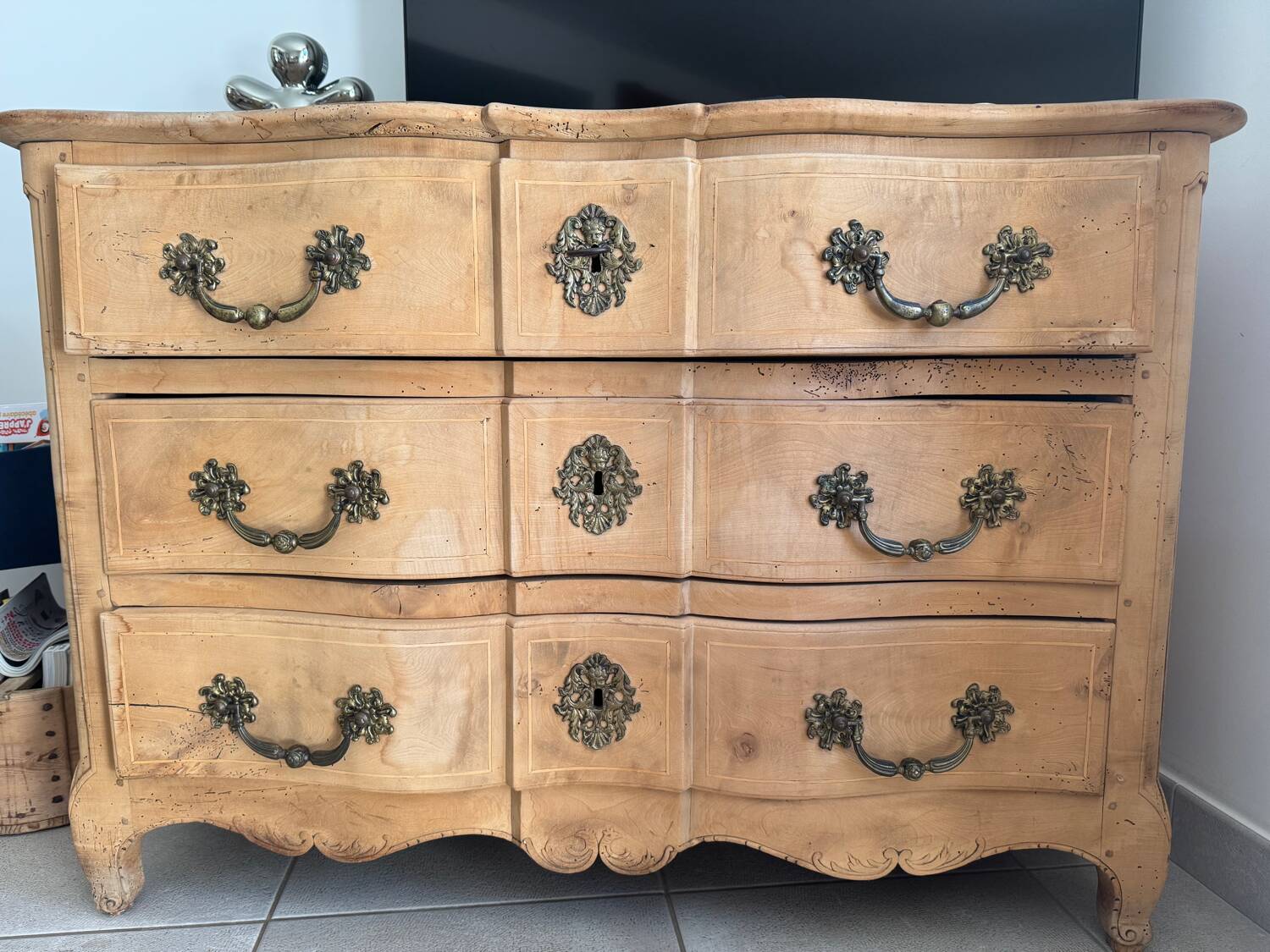 Wooden chest of drawers