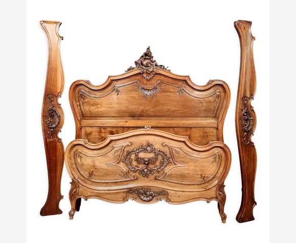 Lit de centre Louis XV Baroque galbé en noyer vers 1850