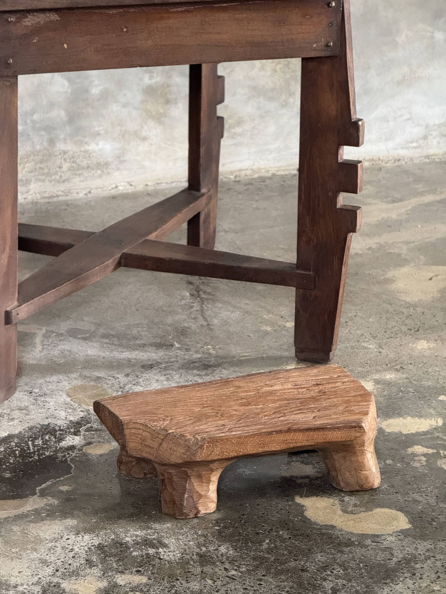 Coffee table, petite table basse indonésienne ancienne moderniste en teck