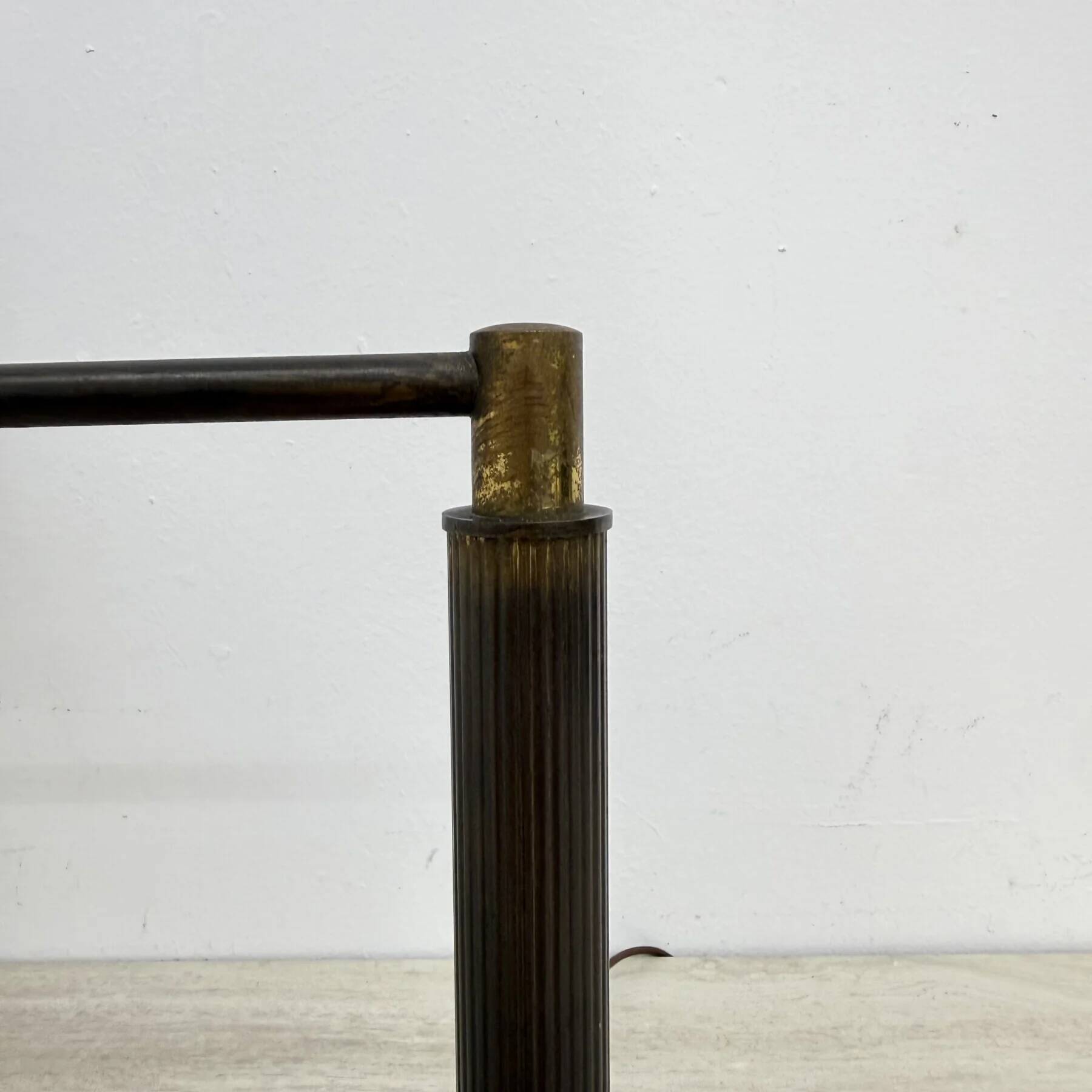 Mid-century Italian brass table desk lamp with pantograph arm, 1940s