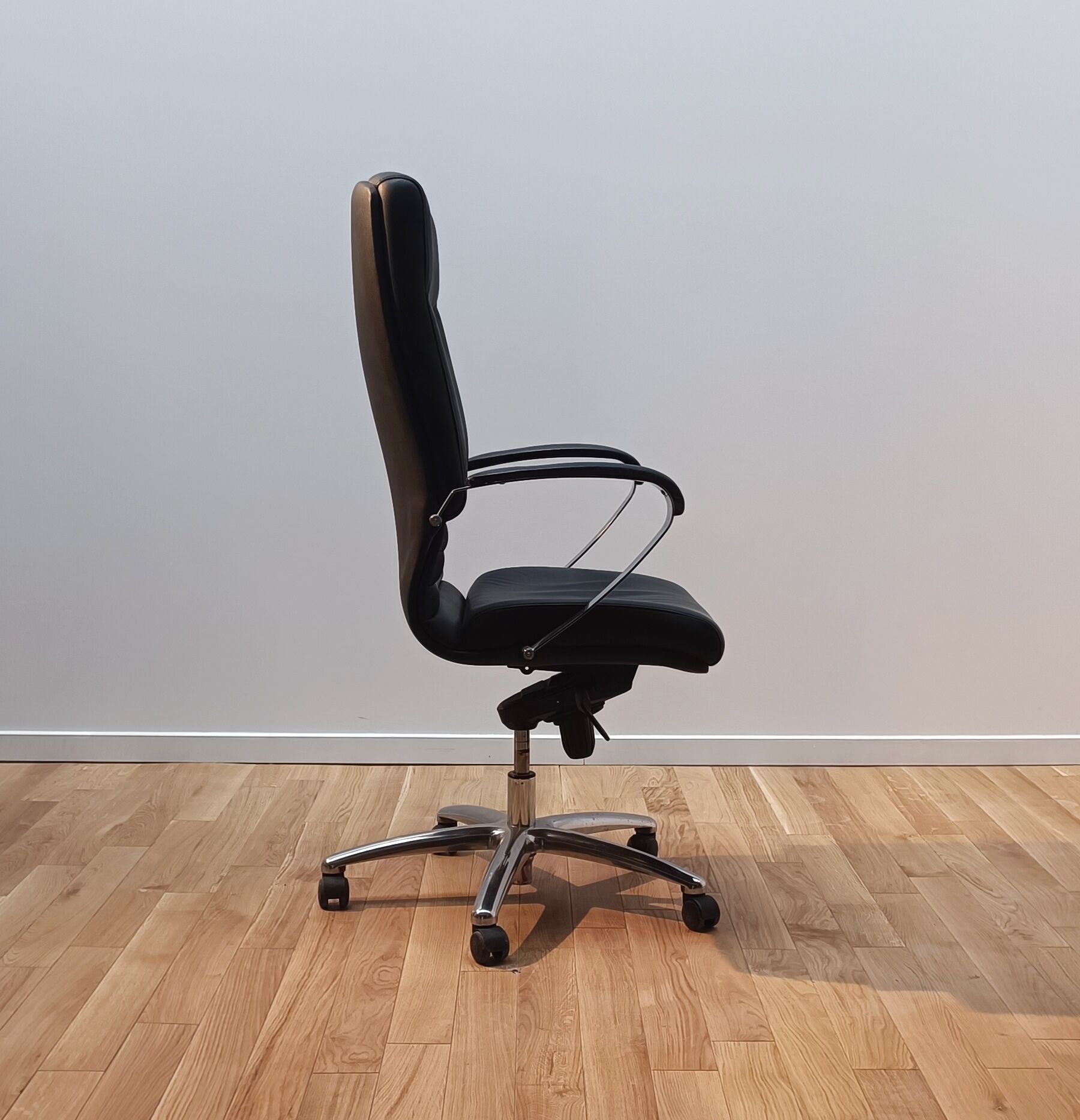 Chaise de direction Chester, Kokoon Design