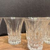 Suite de 10 verres à alcool en cristal taillé