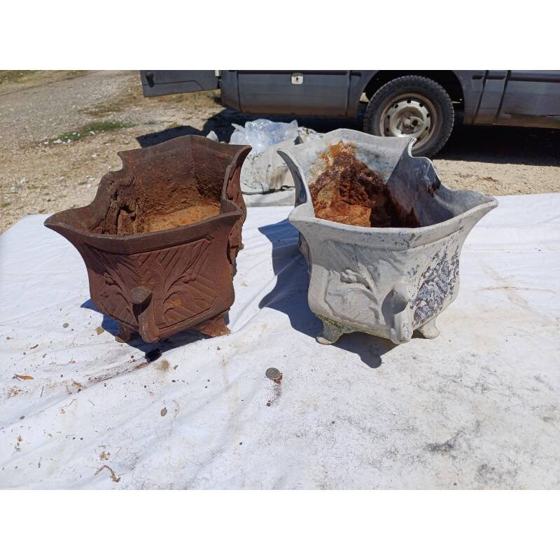 Pair of 1900 cast iron planters from Charleville-Mézières in rococo style