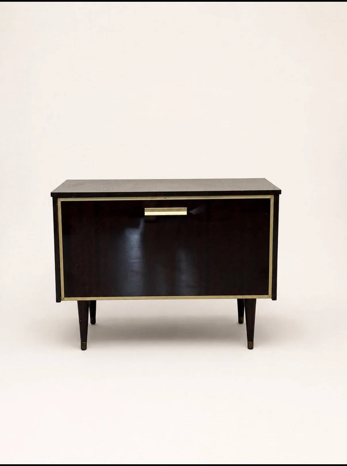 Meuble vitrine en bois et laiton mid-century avec éclairage intérieur