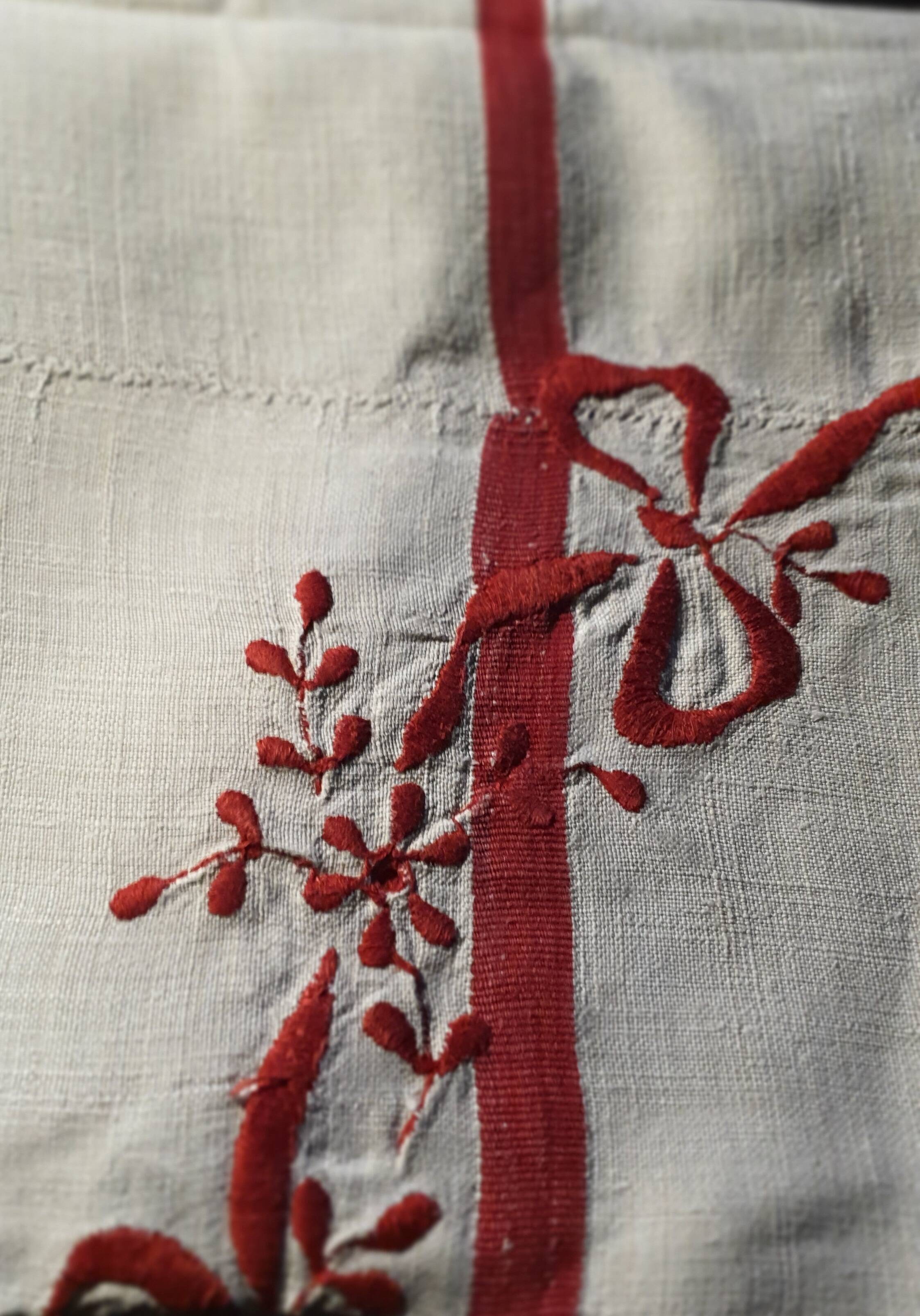 Antique tablecloth embroidered in kelsch