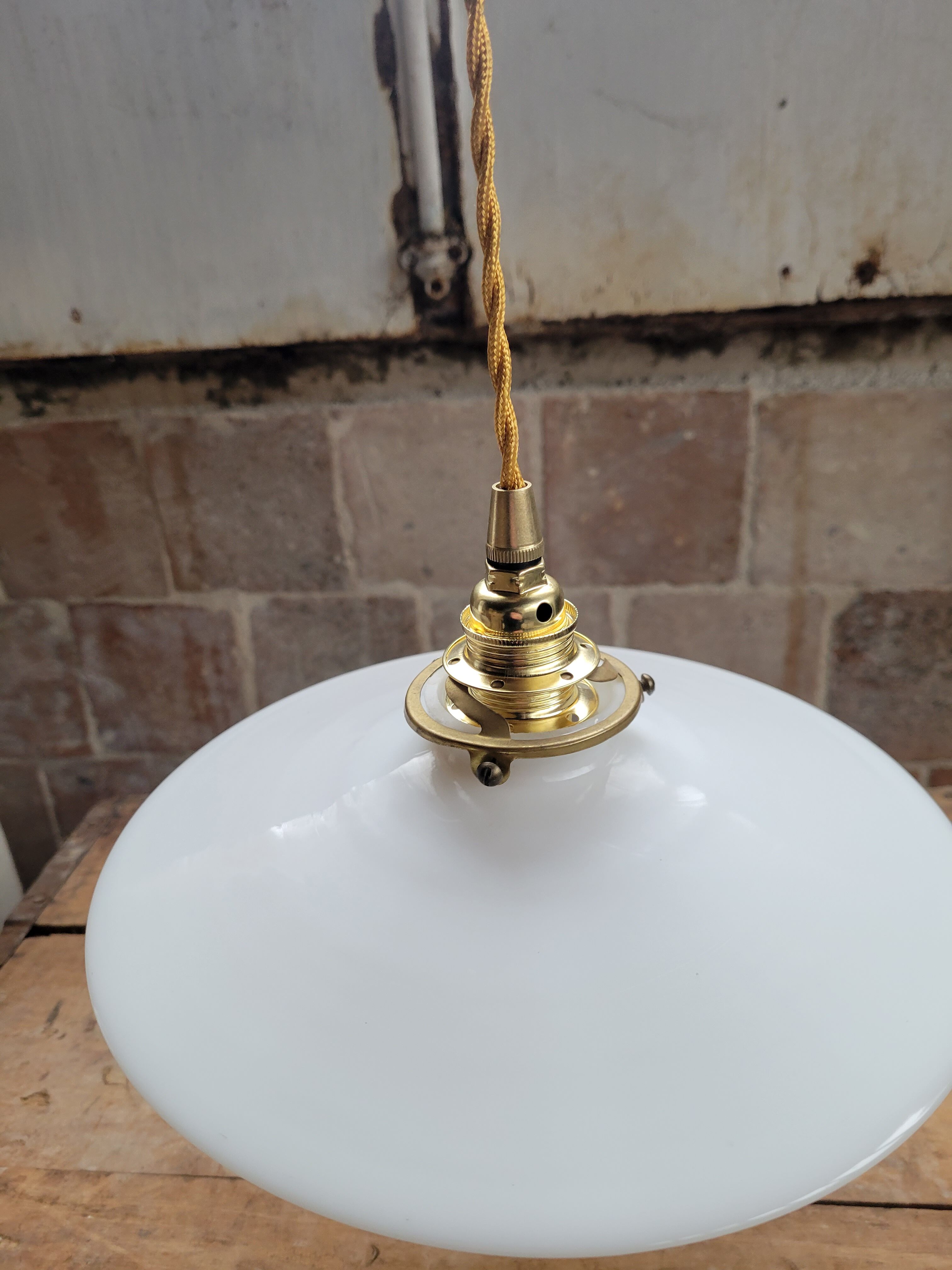 White opaline suspension