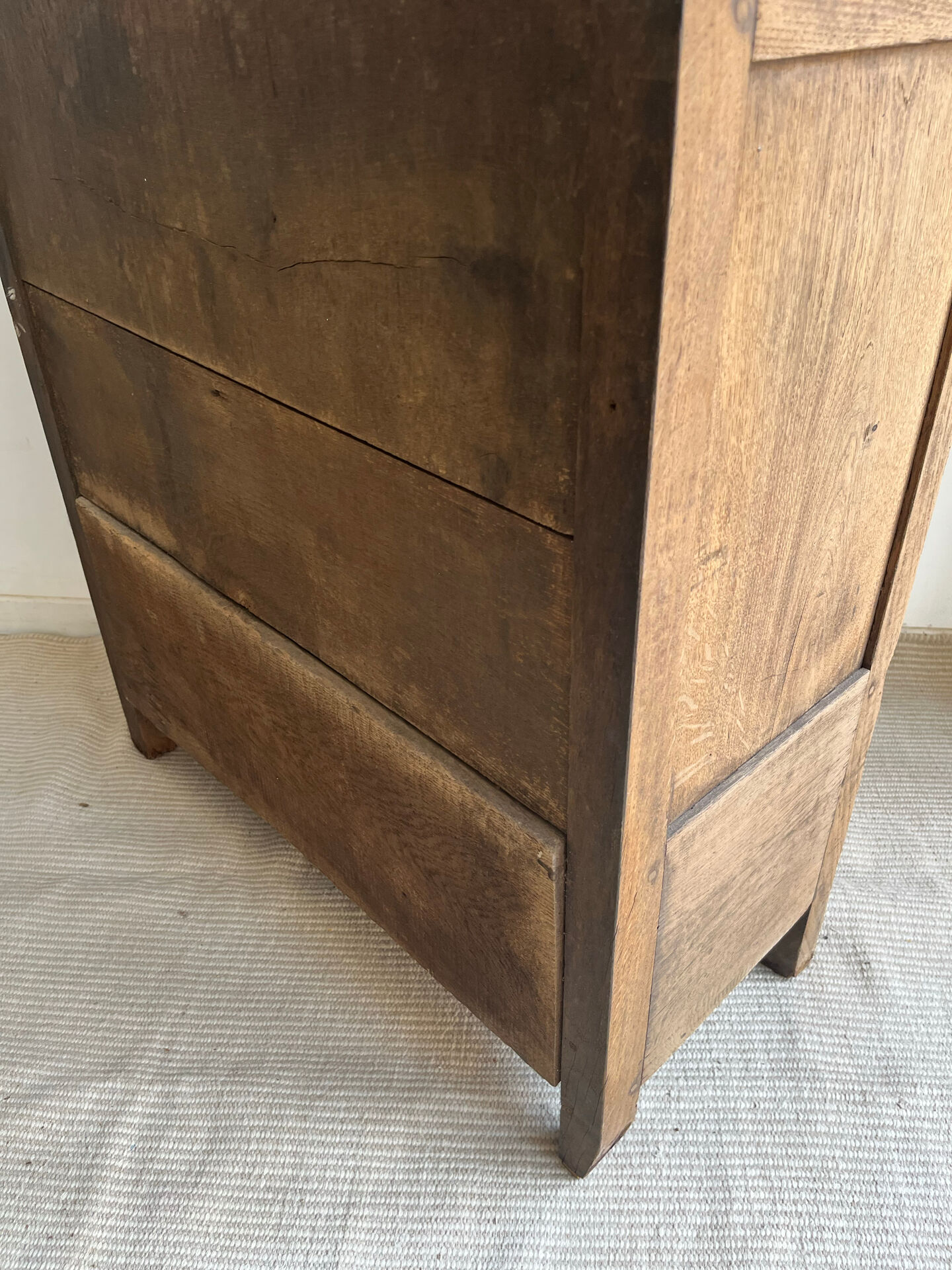 Atypical antique chest of drawers