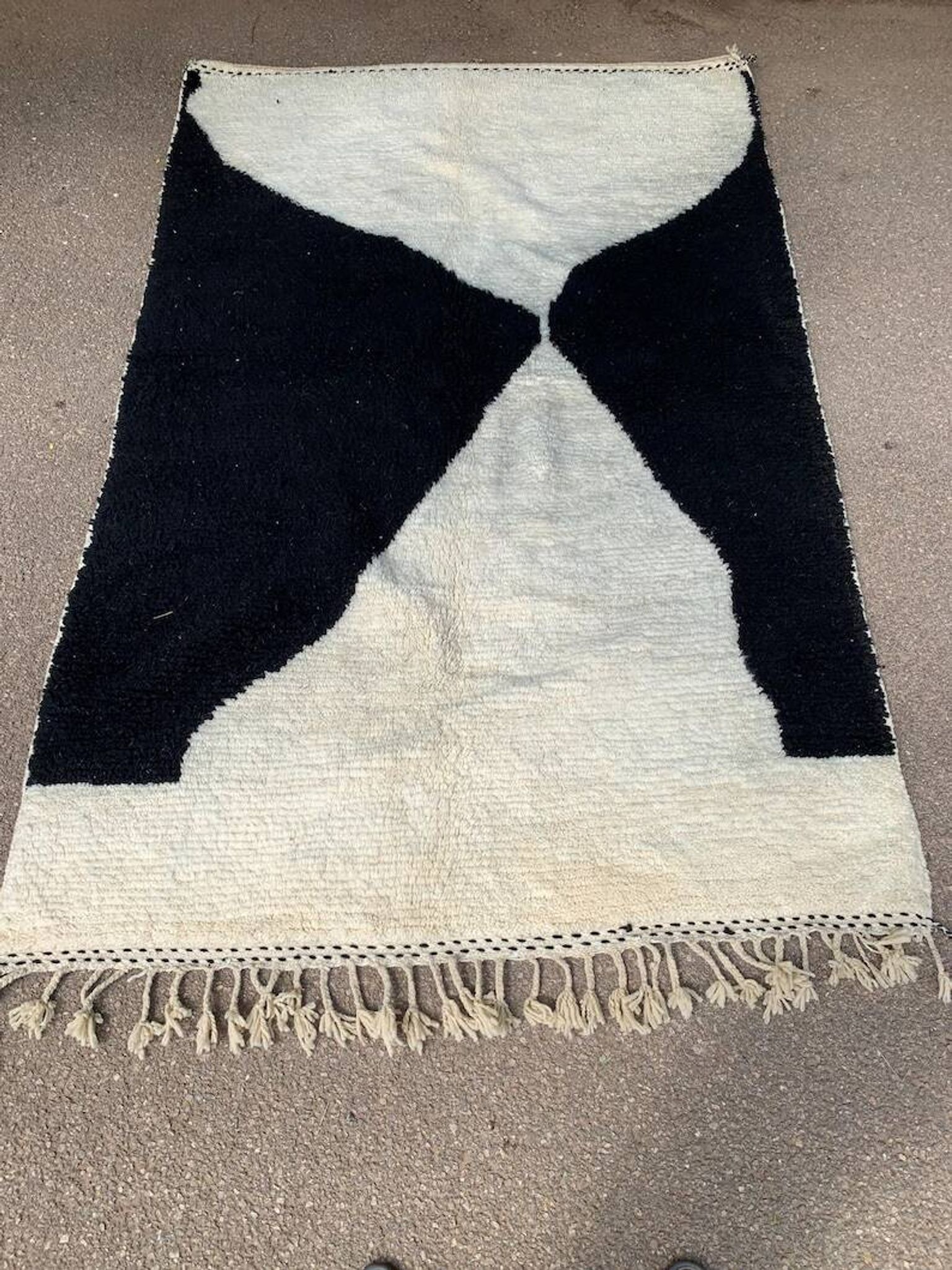 Moroccan rug in natural wool 250cm x 150cm