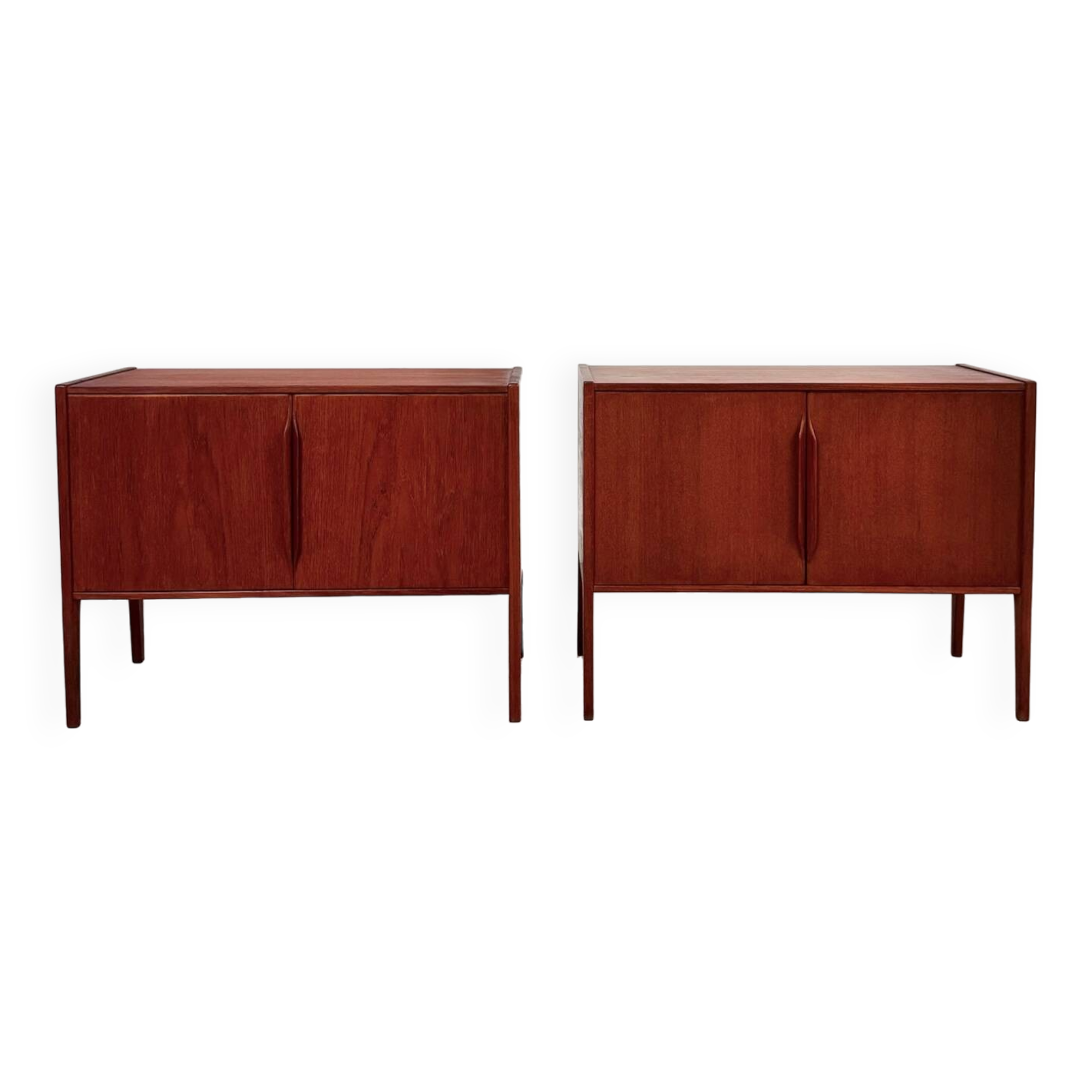 2x Teck Kai Kristiansen à côté des armoires années 1960