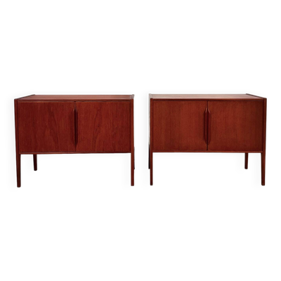 2x Teck Kai Kristiansen à côté des armoires années 1960