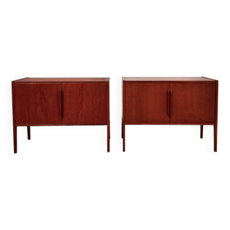 2x Teck Kai Kristiansen à côté des armoires années 1960