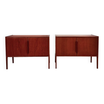 2x Teck Kai Kristiansen à côté des armoires années 1960