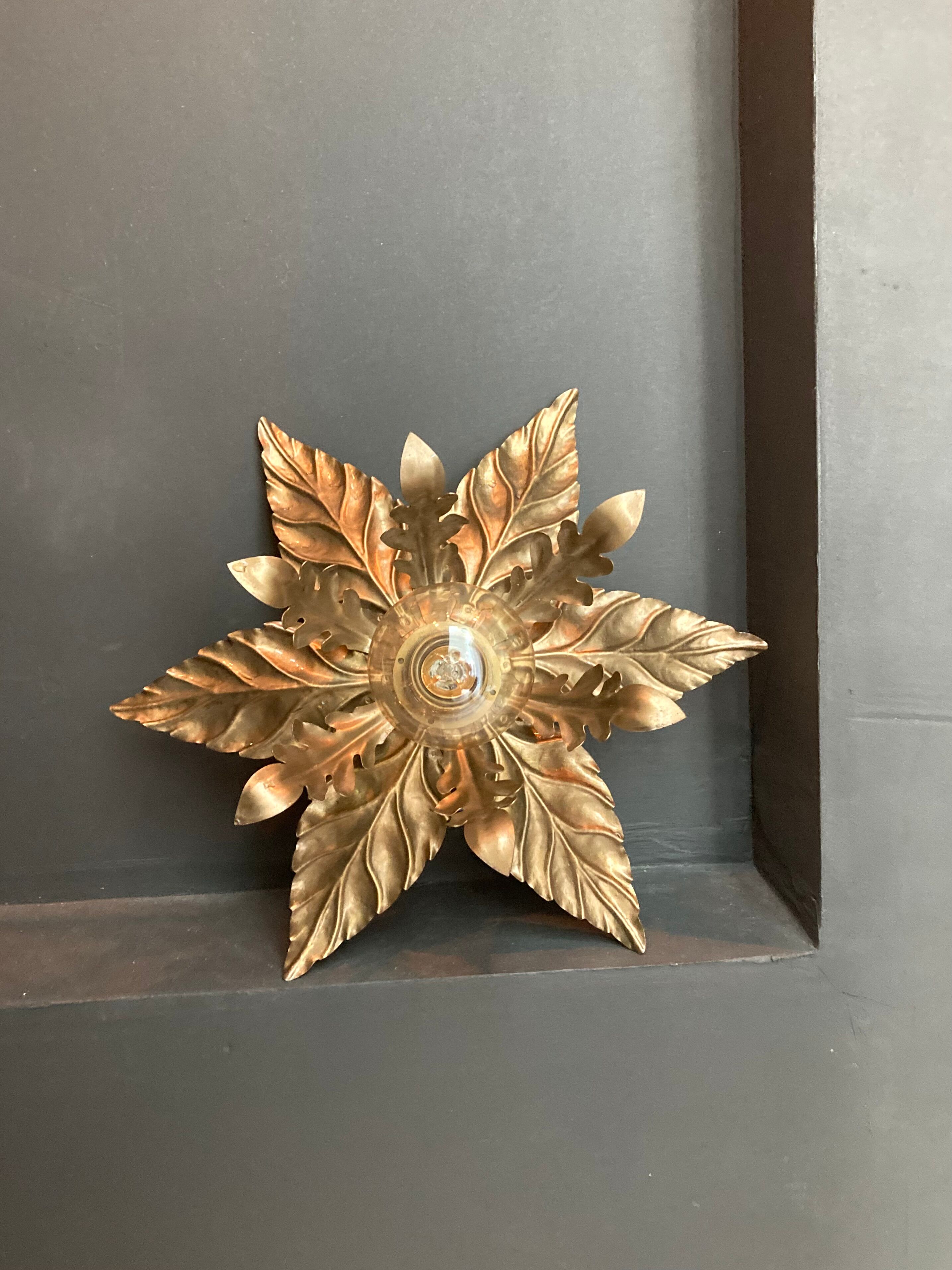 Golden metal flower wall lamp