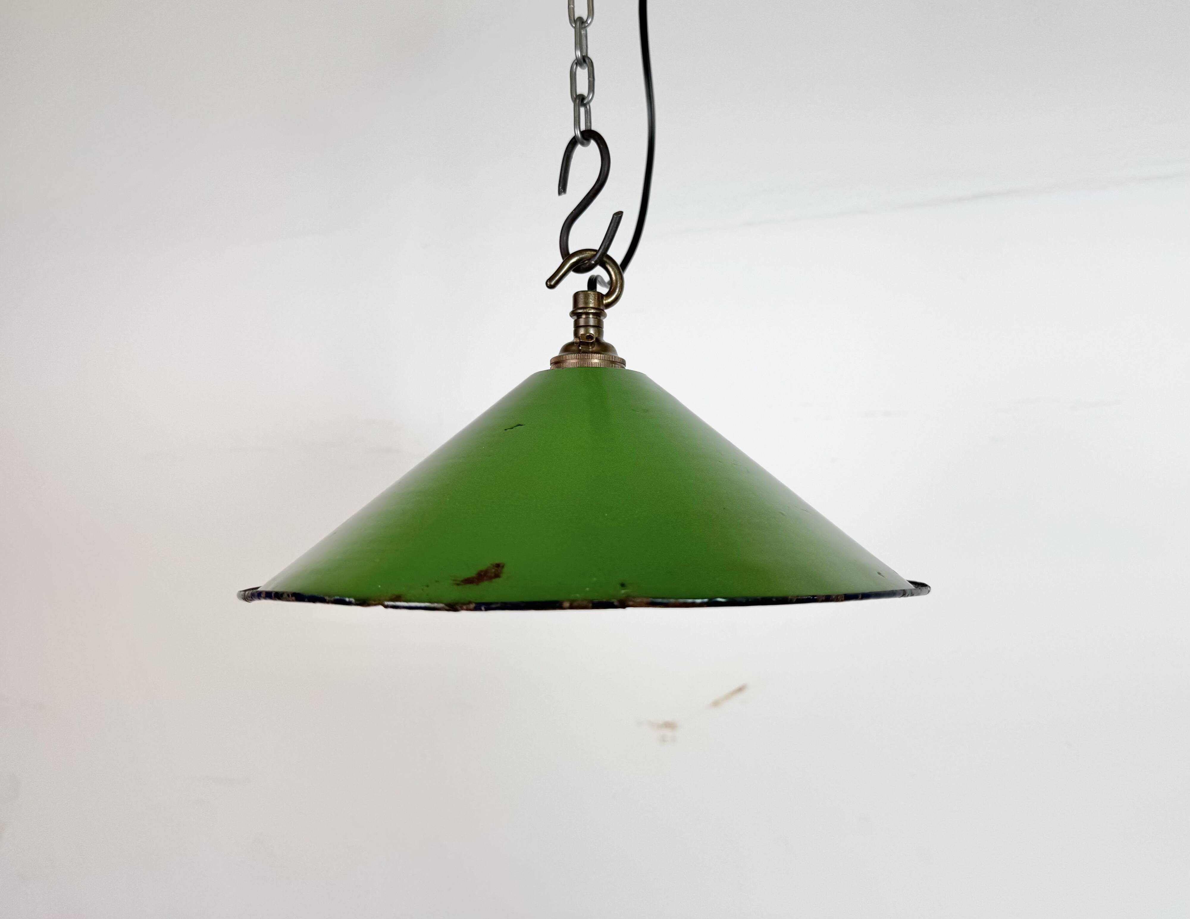 Suspension industrielle britannique en émail vert, années 1950