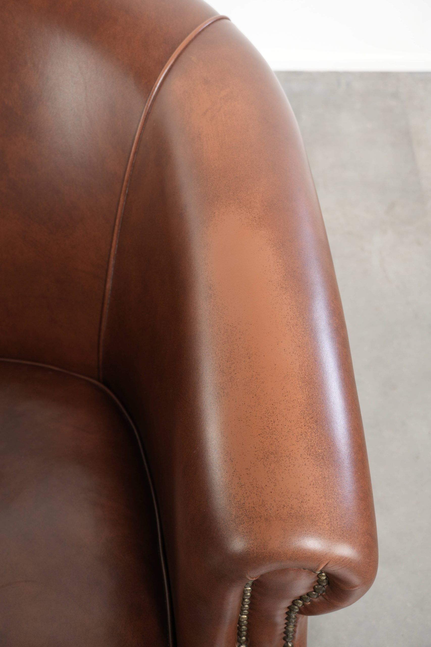 Ensemble de 4 fauteuils club en cuir de vache couleur cognac foncé de style anglais.