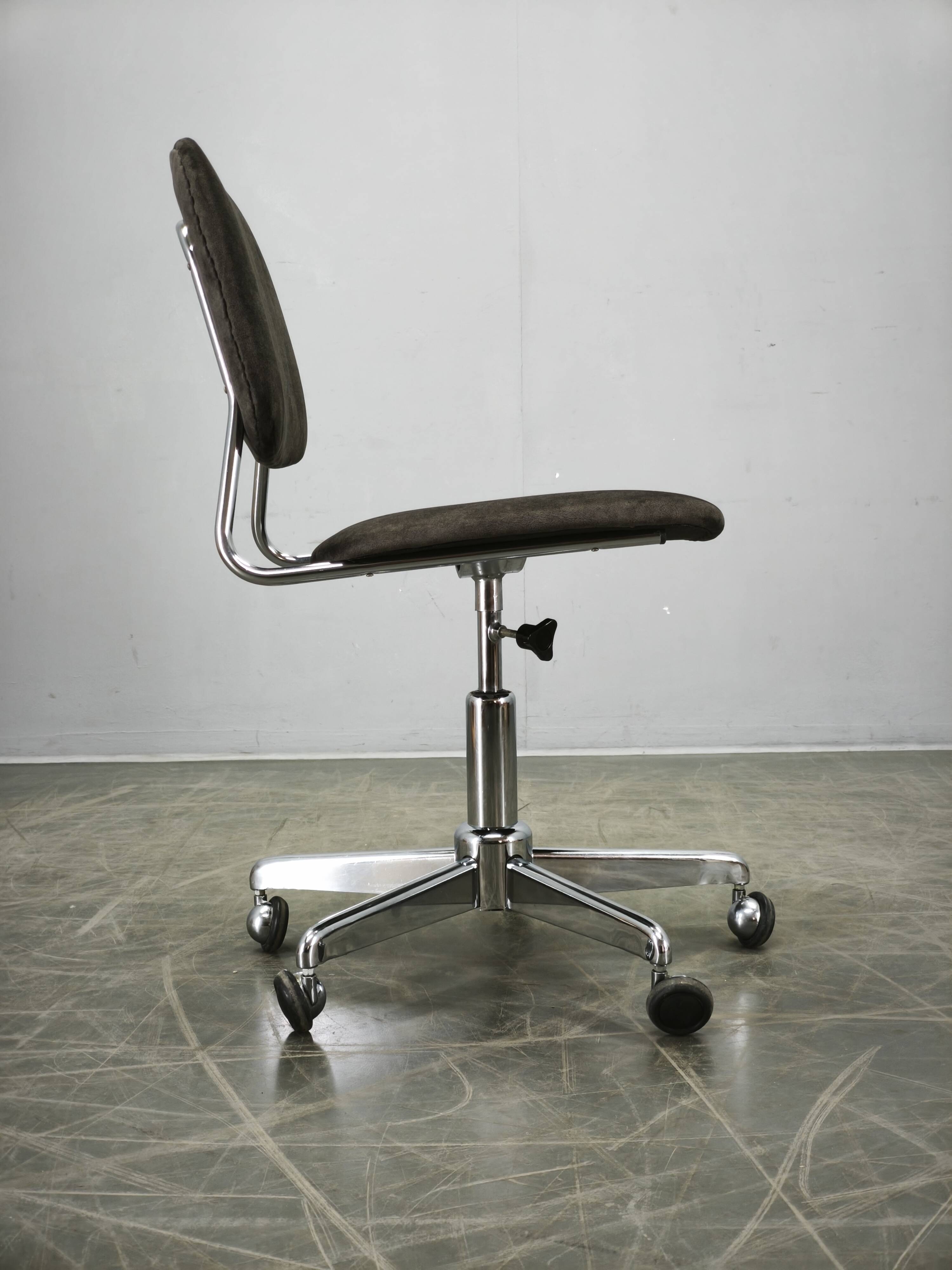 Italian Swivel Office Chair with Chrome Base, 1970s