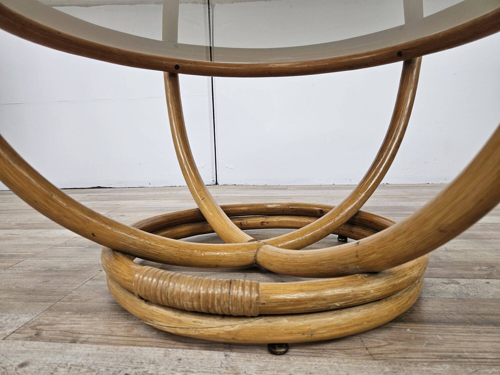 Table basse ronde vintage en bambou et verre fumé