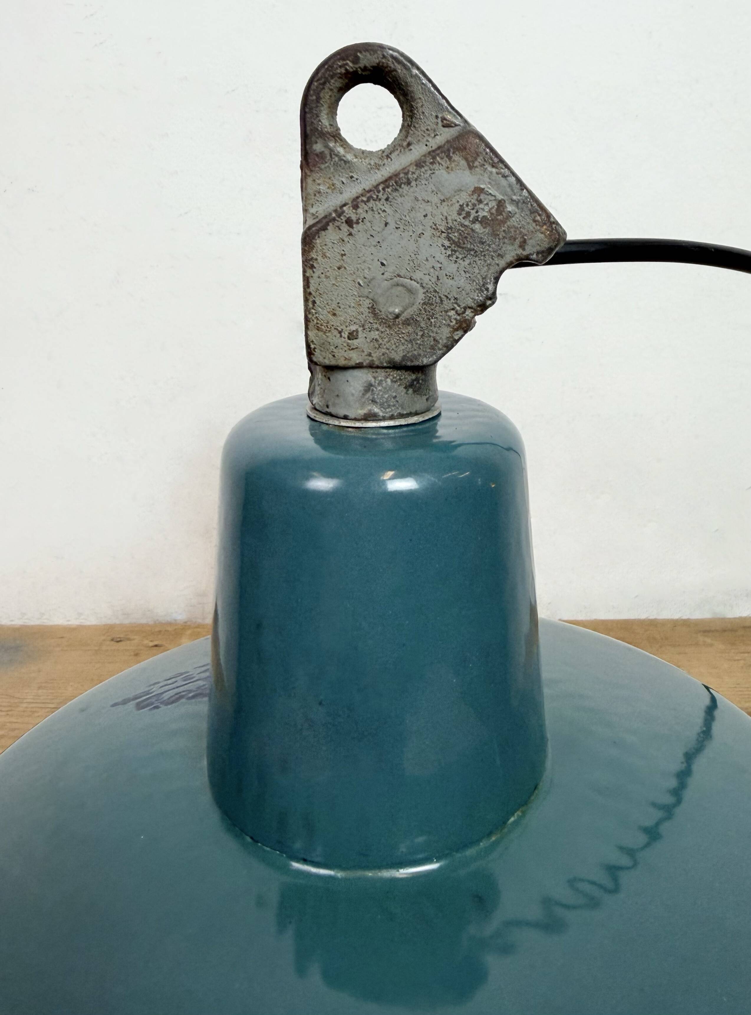 Lampe d'usine en émail pétrolier industriel avec dessus en fonte, années 1960.