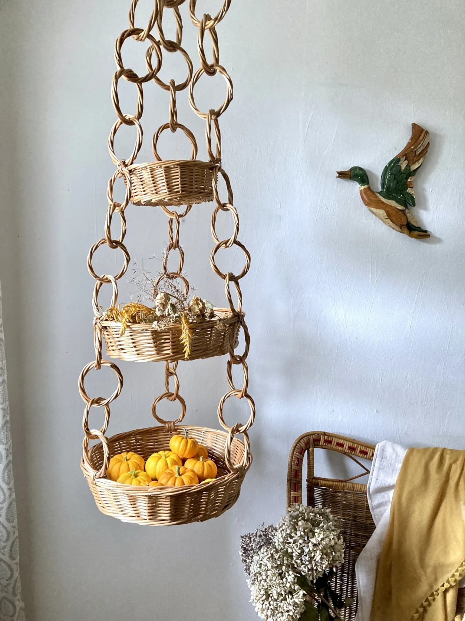 Large wicker suspension with three baskets, twisted ring chain.