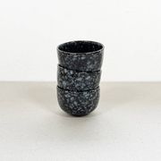 Tasses en céramique noire et grise