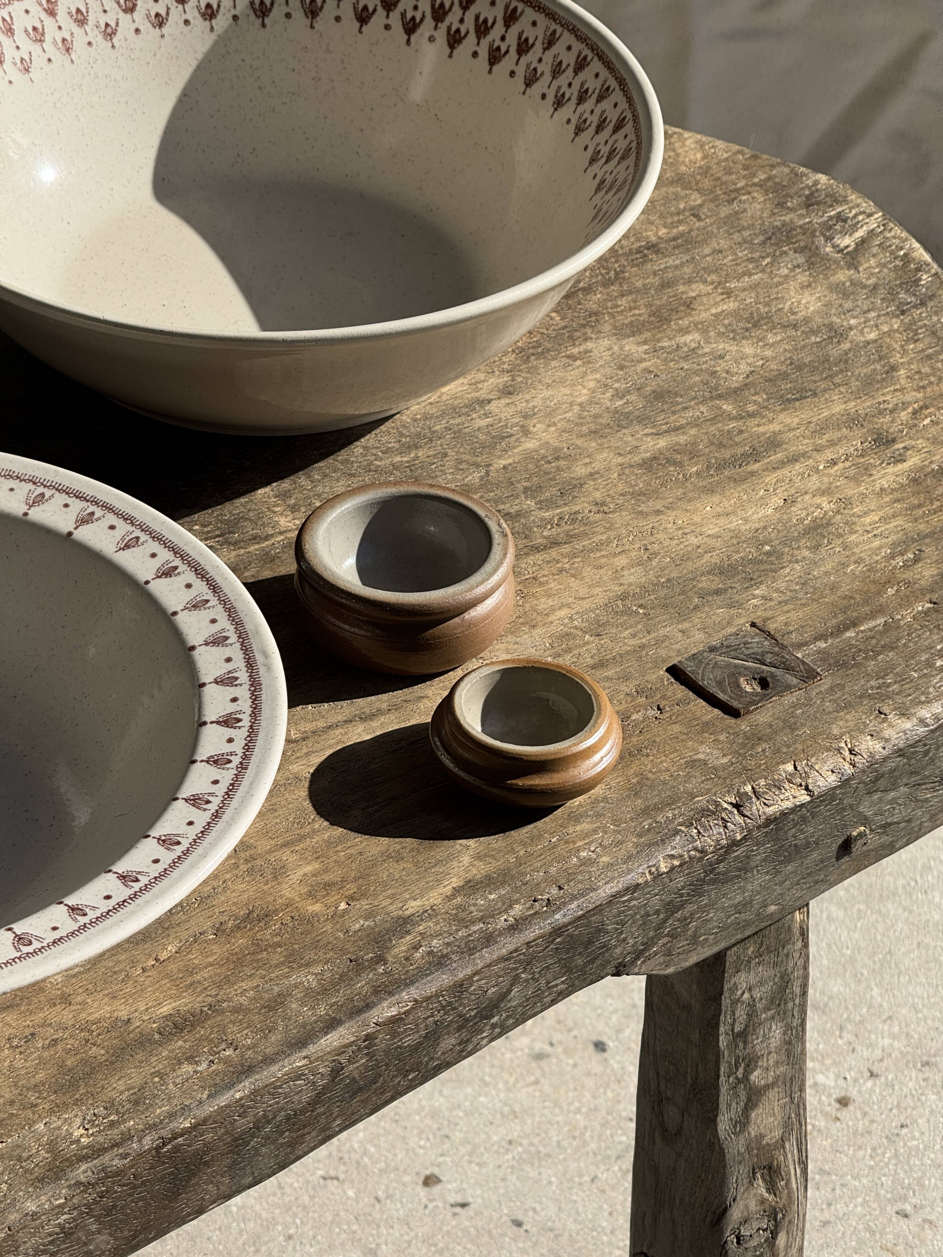 Set of a salad bowl and a vintage brown circular dish D28.
