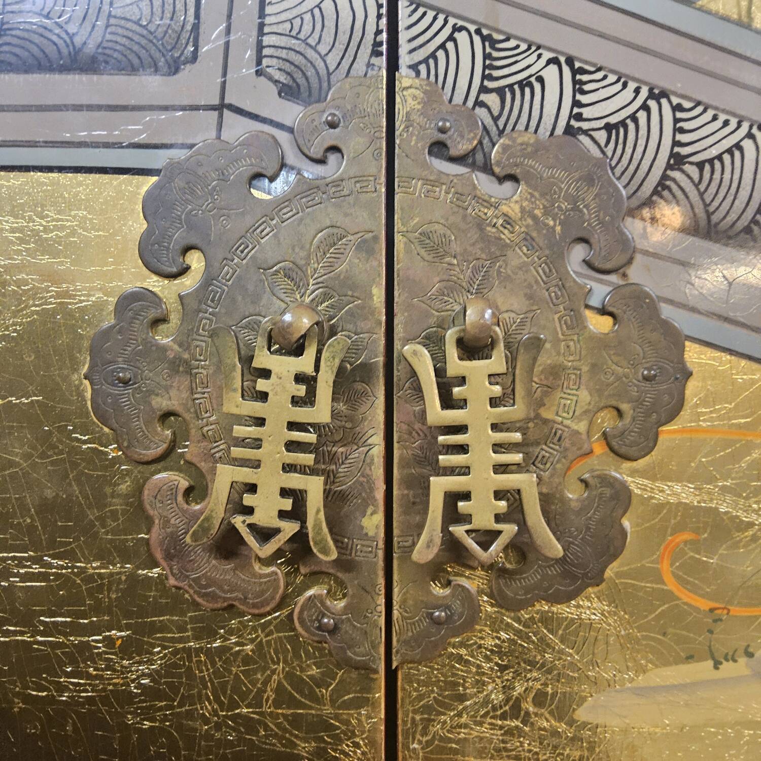 Cabinet chinois / oriental vintage avec feuille d'or / scène traditionnelle
