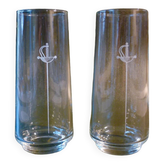 Lot de 2 verres avec épée gravée