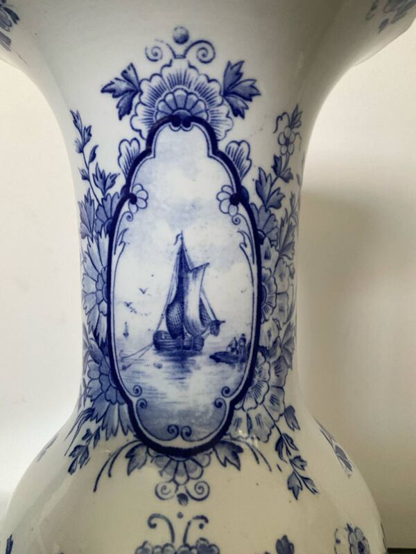 Grand vase ancien Delft en porcelaine blanc bleu signé