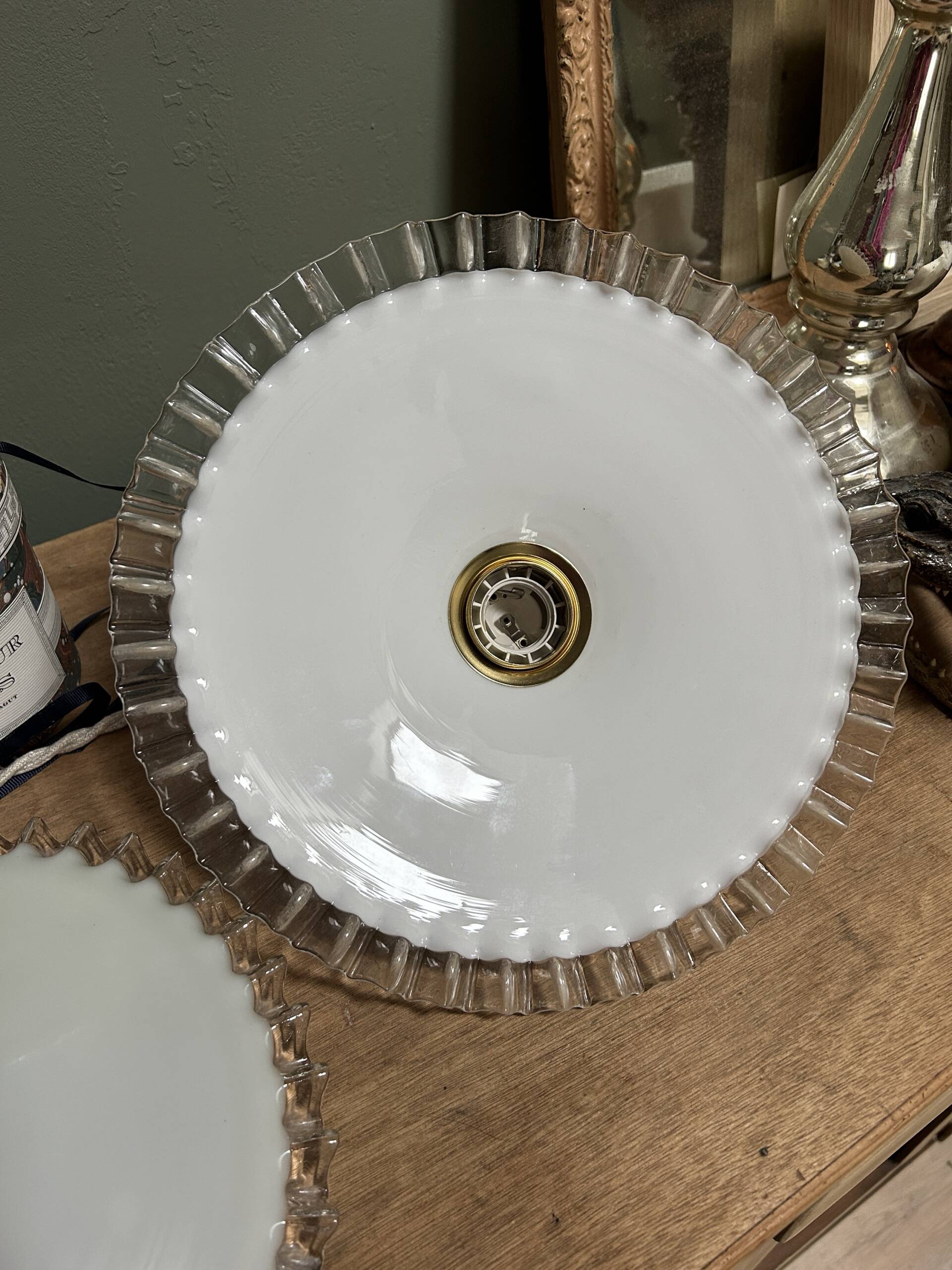 Opaline serrated lamp