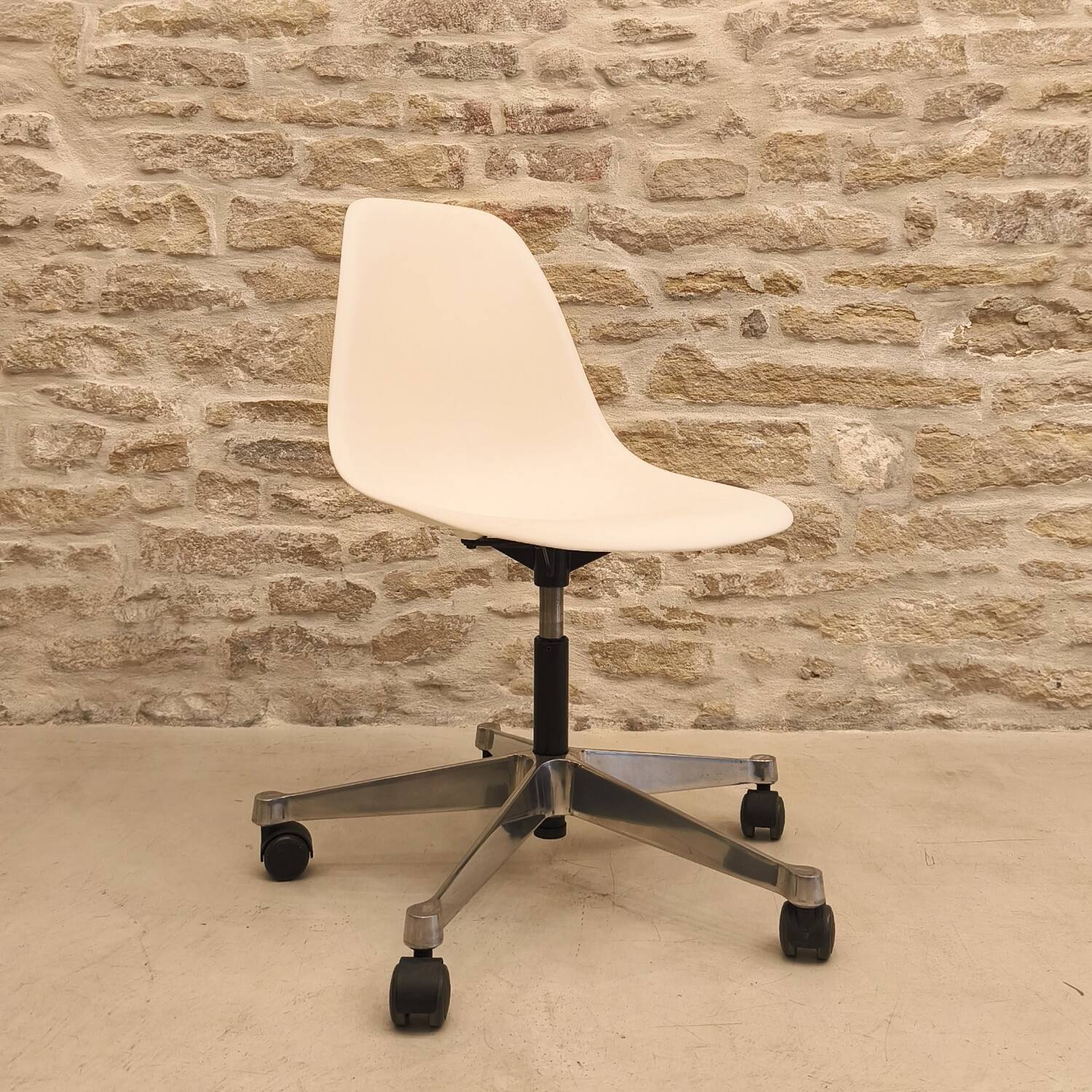 PSCC RE office chair designed by Charles and Ray Eames, Vitra