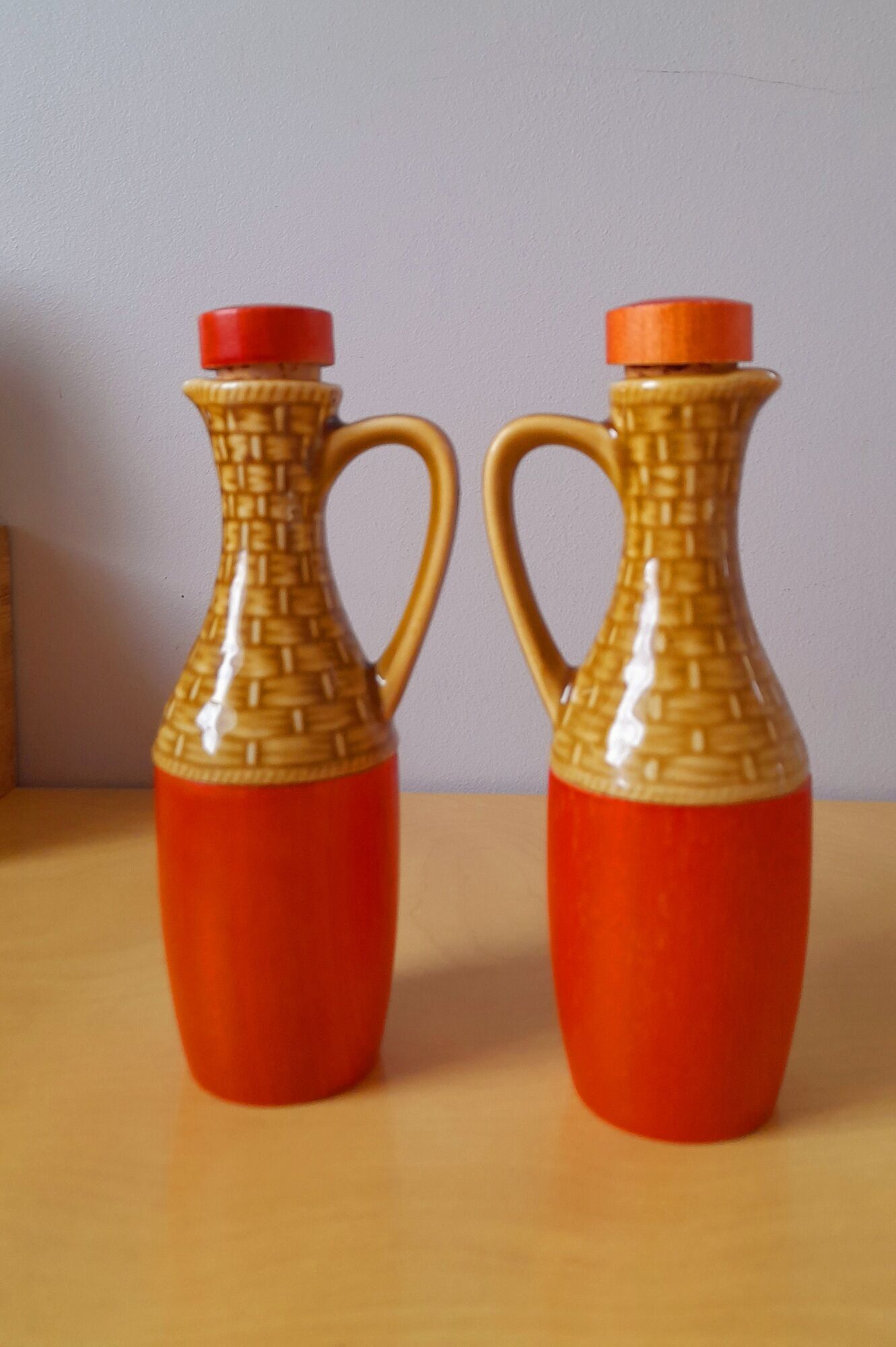 Oil and vinegar service in ceramic and wood