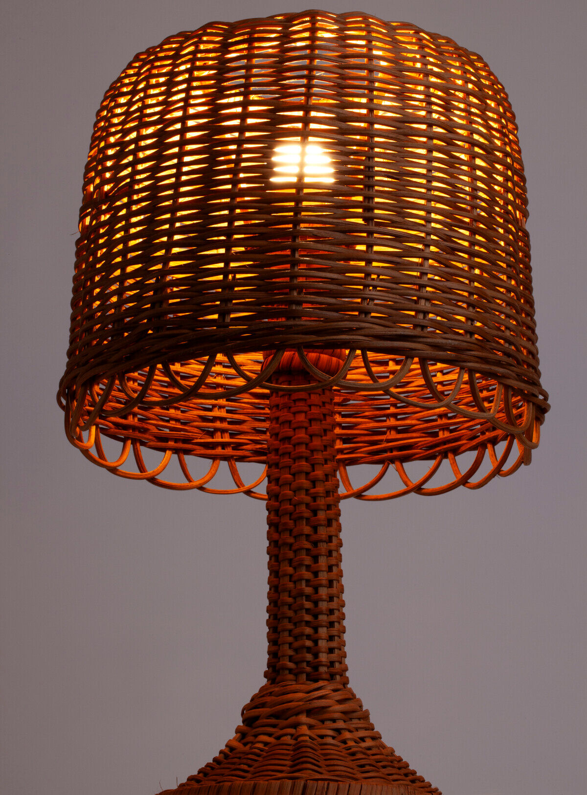 Grand lampadaire en rotin naturel
