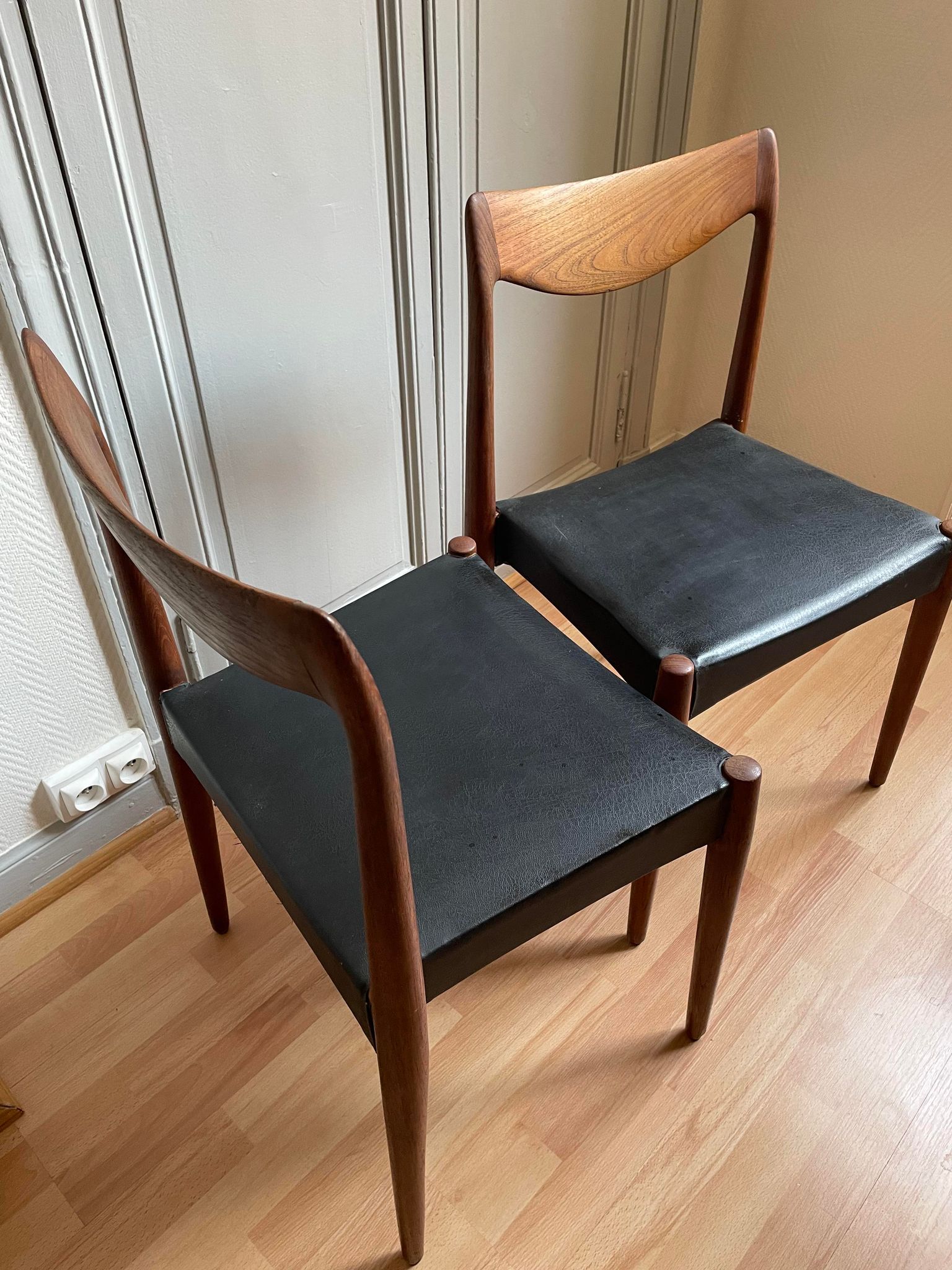 Paire de chaises scandinaves simili cuir noir