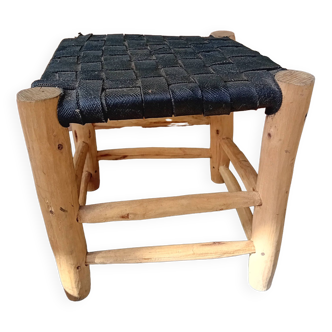 Tabouret en bois de citronnier et en pneu recyclé.