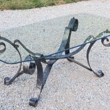 Table basse des années 70 en fer forgé plateau en verre bec de corbin