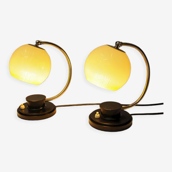 Paire de lampes de table en verre opalin art déco en forme de globe années 1940