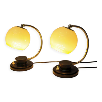 Paire de lampes de table en verre opalin art déco en forme de globe années 1940